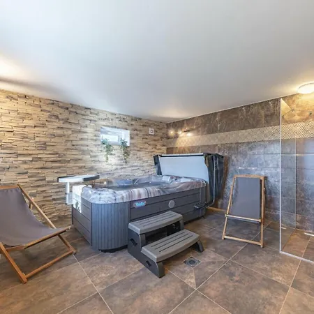 Spacious With Swimming Pool *
