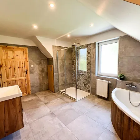 Spacious With Swimming Pool *